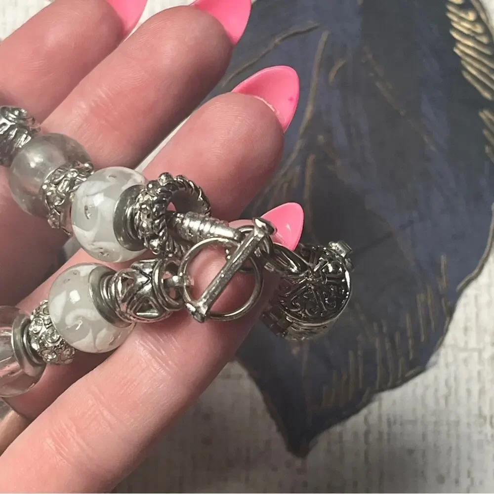 Vintage Y2K Elegant Silver and White Charm Bracelet Angel Wing D?